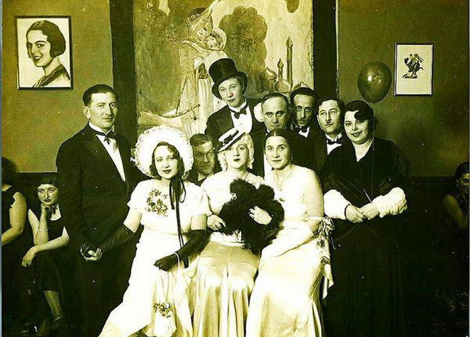 Карнавальна вечірка в фойє кіноконцертного театру Зафрана, кінець 20-х років минулого століття